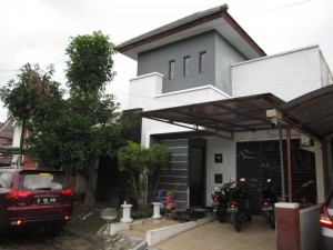 Garasi Rumah Minimalis Atap Besi