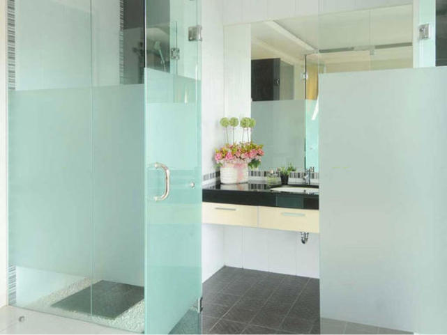 Model dinding kaca kamar mandi rumah minimalis