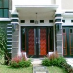 Model teras minimalis yang satu ini sepertinya patut anda coba. Bagi anda penyuka gaya eropa, gambar ini bisa menjadi inspirasi anda dalam pembuatan rumah. Pilar pilar yang tinggi di depan pintu masuk rumah anda dapat anda modifikasi pembuatannya dengan menggunakan batu-batu alam atau kayu jati yang sudah di ukir dengan cantik. Gaya eropa biasanya menampilkan bentuk teras yang tanpa menggunakan pagar. jadi ornamen yang digunakan hanya pepohonan saja. Namun jika anda pintar menempatkan bunga dan rumput hijau dengan tepat. suasana asri, cantik, dan nyaman pasti anda dapatkan. Keluarkan jiwa seni anda. Jadikan rumah anda sebagaii bagian yang penting dalam hidup anda.