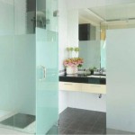 Model dinding kaca kamar mandi rumah minimalis