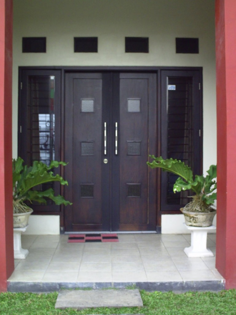 warna cat pintu rumah bagian depan