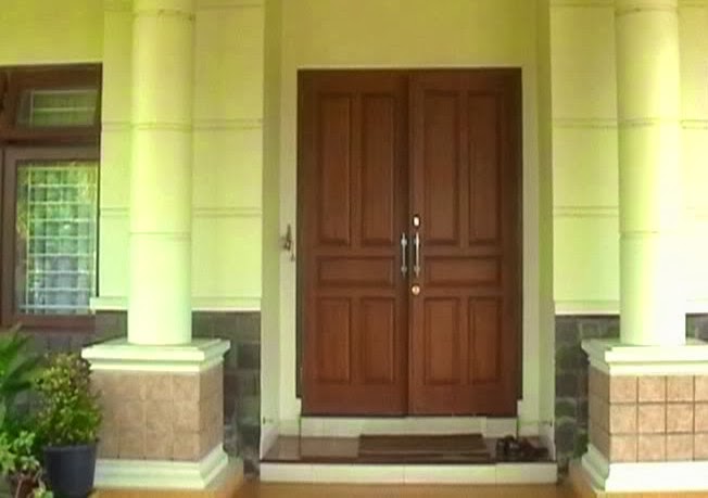 warna pintu rumah bagian depan