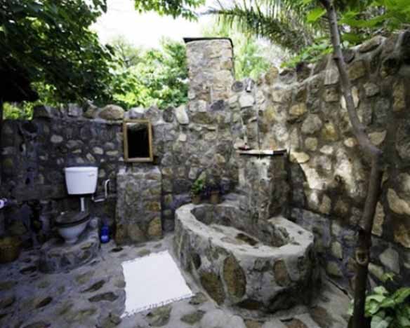 Kamar Mandi Terbuka Dengan Batu Alam Klasik