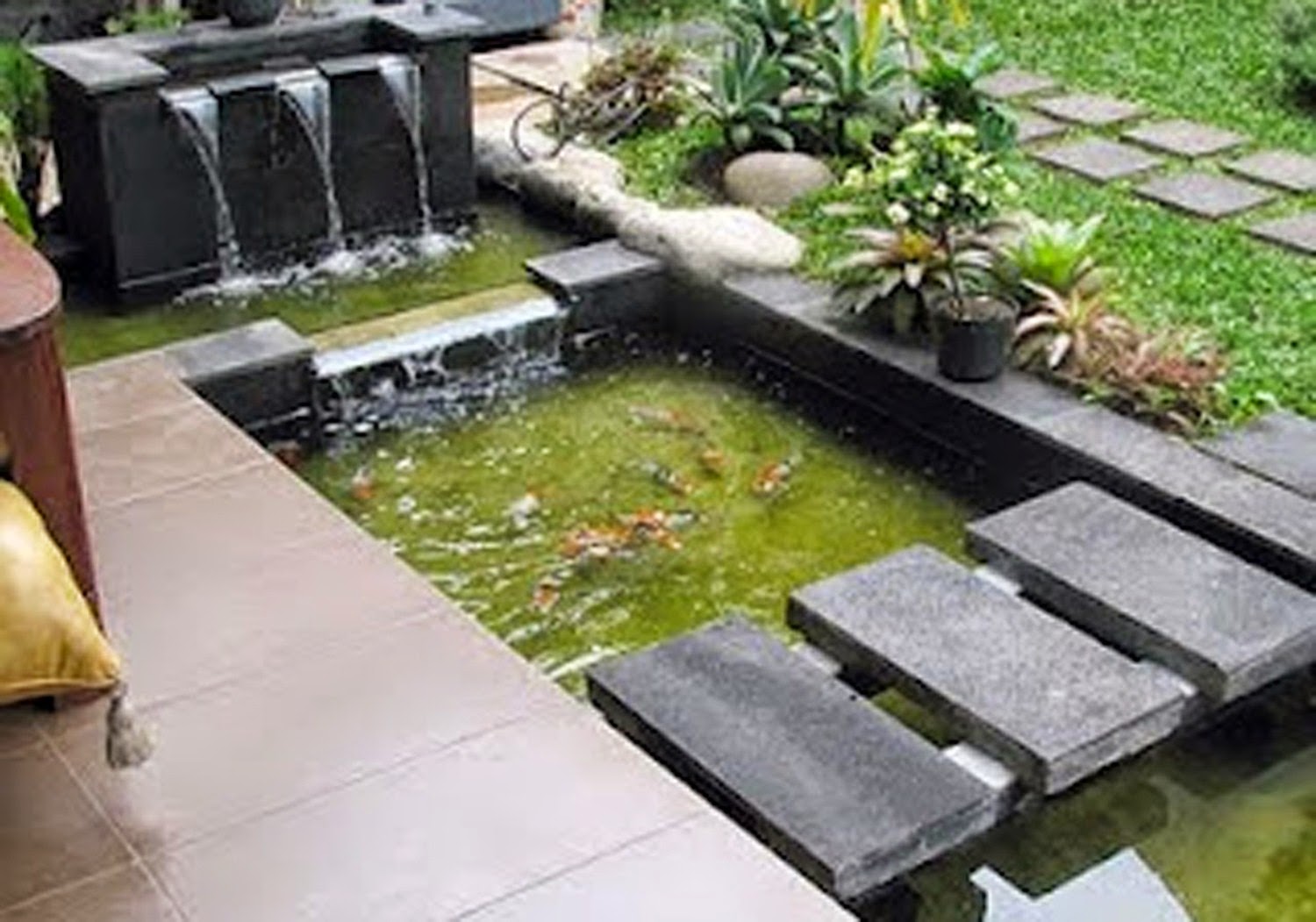Taman Rumah Minimalis Dengan Kolam Ikan Menarik