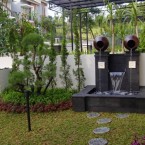 Teras Rumah Minimalis dengan Air Terjun Mini