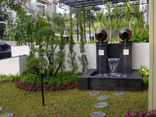 Teras Rumah Minimalis dengan Air Terjun Mini